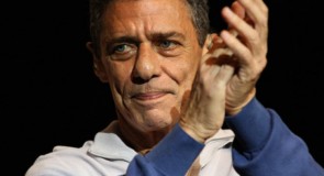 Chico Buarque completa 73 anos e lança disco em agosto